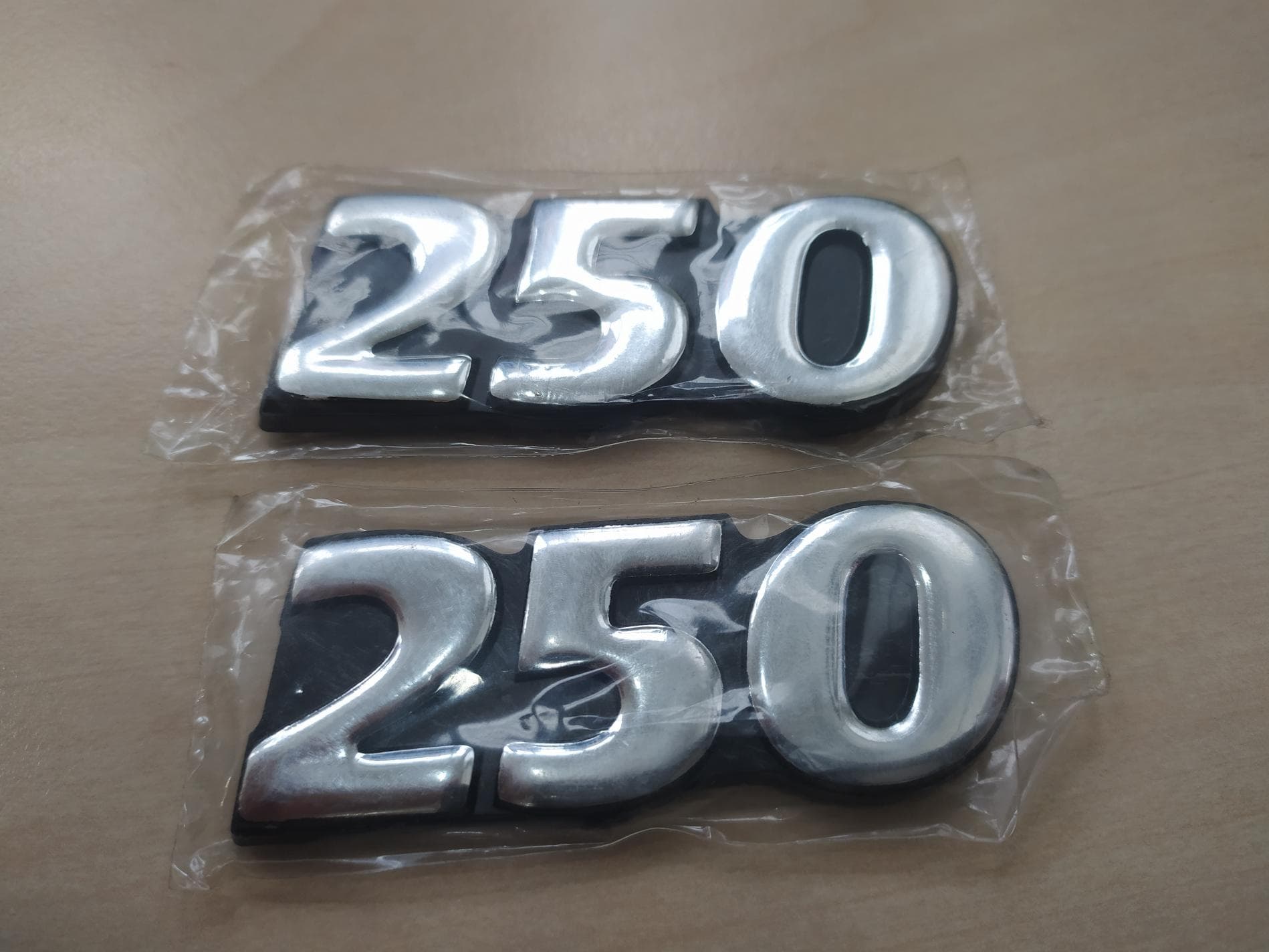 Наклейка шильдик 250 (8x3см, 2шт, хром) SEA