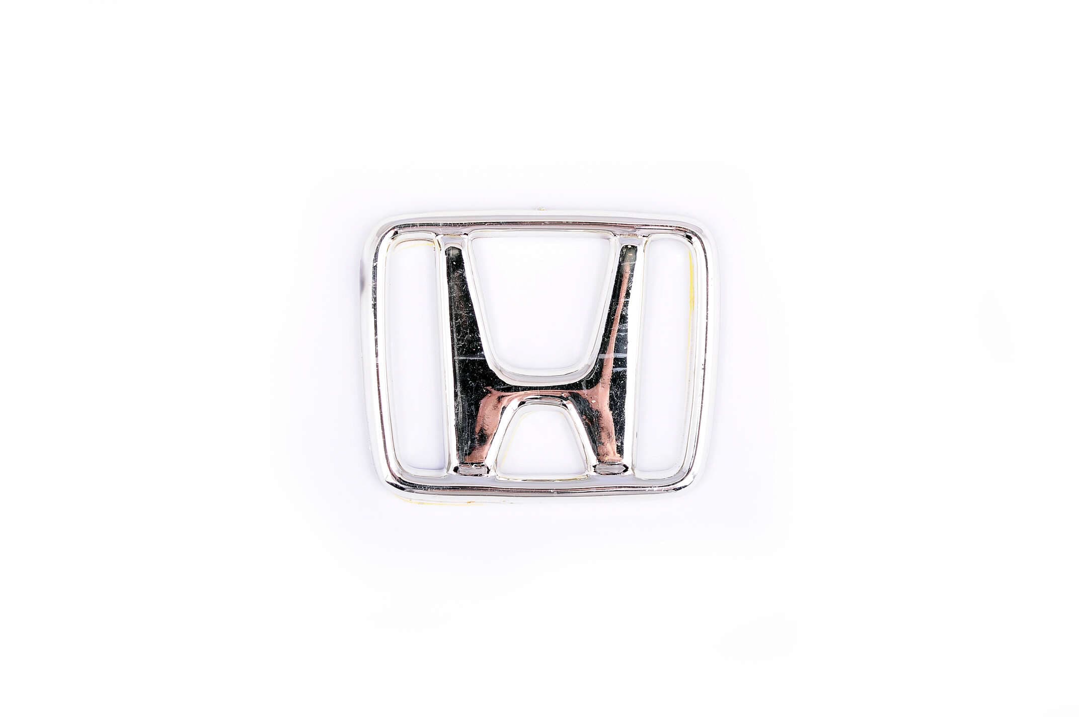 Наклейка шильдик Honda (7x6см, пластик, хром) (#4271)
